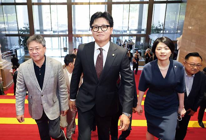 부산 북갑 국회의원 보궐선거에서 당선된 무소속 한동훈 의원이 6월5일 국회에서 열린 본회의에 참석하기 위해 입장하고 있다. ⓒ연합뉴스