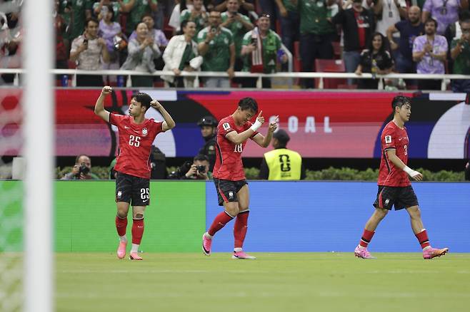 축구국가대표팀 공격수 오현규(가운데)가 12일(한국시간) 멕시코 할리스코주 과달라하라 스타디움서 열린 체코와 북중미월드컵 조별리그 A조 1차전서 골을 넣은 뒤 기뻐하고 있다. 사진제공|대한축구협회