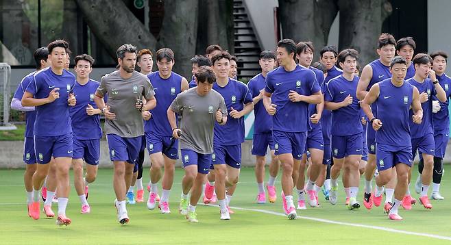 ▲ 홍명보 축구대표팀 감독은 선수들과 대화하며 서로를 알아가는 것에 집중했다. ⓒ연합뉴스