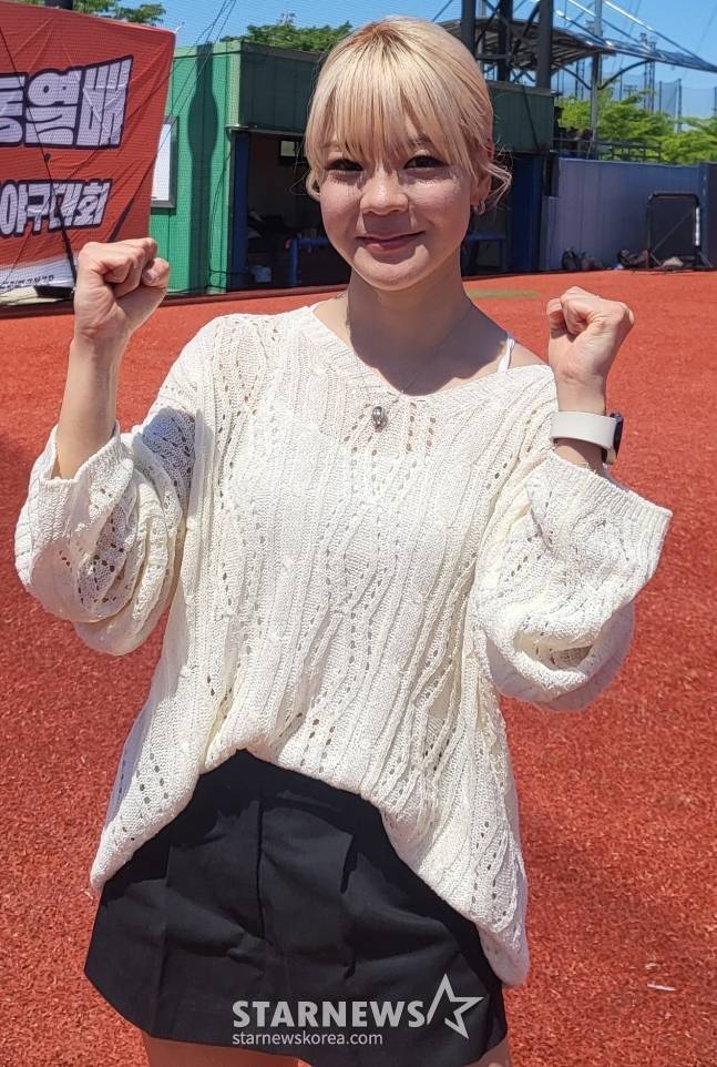 후지모토 사오리가 스타뉴스와 인터뷰를 마치고 한국과 일본 축구 국가대표 선수들의 선전을 응원하는 포즈를 취하고 있다. /사진=안호근 기자