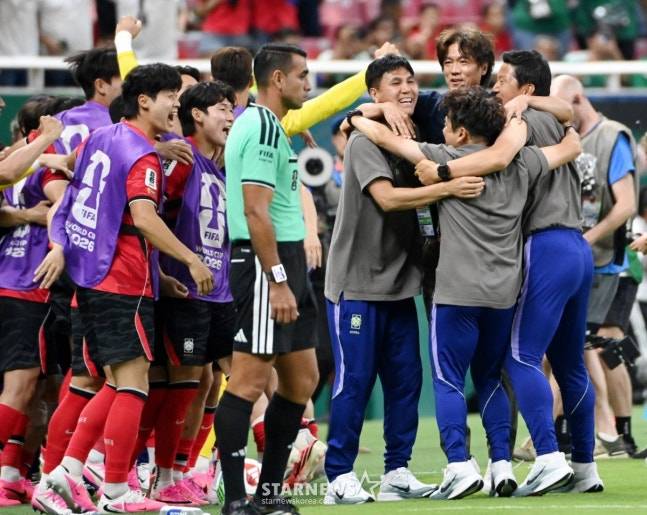 2026 북중미월드컵 A조 예선 대한민국-체코전이 12일(한국 시간) 멕시코 과달라하라 에스타디오 아크론에서 열렸다.  홍명보 감독이 2-1 승리 상황에서 종료 휘슬이 울리자 선수단과 기뻐하고 있다. /사진=김진경 대기자.
