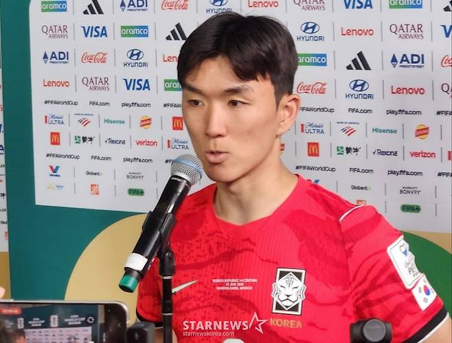 경기 후 믹스드존에서 취재진의 질문에 답하는 황인범. /사진=박건도 기자