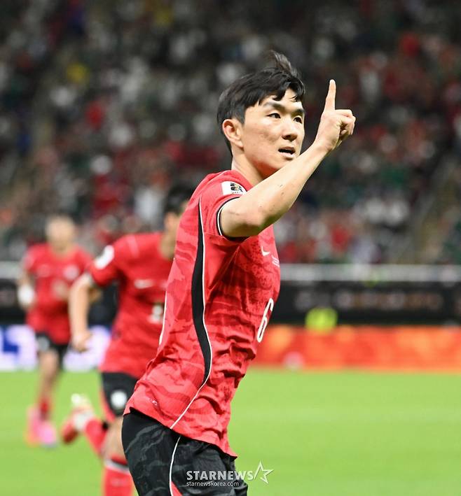 2026 북중미월드컵 A조 예선 대한민국-체코전이 12일(한국 시간) 멕시코 과달라하라 에스타디오 아크론에서 열렸다.  황인범이 동점골을 터트린 후 세리머니를 하고 있다. /사진=김진경 kim.jinkyung@
