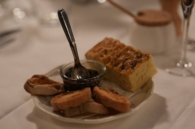올리브와 케이퍼, 앤초비 등을 잘게 다진 타프나드(Tapenade)는 식전 빵에 잘 어울리며, 최고의 와인 안주이기도 하다