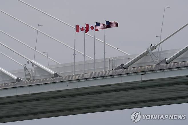 고디 하우 국제대교에 설치된 미·캐나다 국기 [AP=연합뉴스 자료사진. 재판매 및 DB 금지]