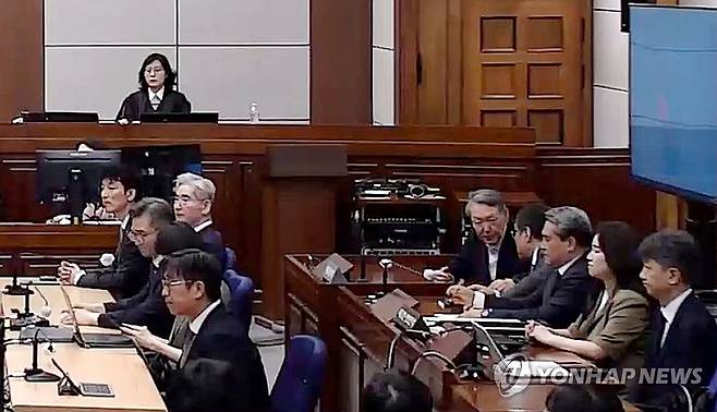 '평양 무인기작전' 윤석열 1심 징역 30년 (서울=연합뉴스) 윤석열 전 대통령이 12일 서울 서초구 서울중앙지방법원에서 열린 일반이적 및 직권남용권리행사방해 혐의 1심 선고 공판에 출석해 변호인단 배보윤 변호사와 대화하고 있다. 
    서울중앙지법 형사합의36부(이정엽 부장판사)는 이날 윤 전 대통령에게 징역 30년을 선고했다. 윤 전 대통령은 12·3 비상계엄의 명분을 만들기 위해 '평양 무인기 투입 작전'을 지시한 혐의로 기소됐다. 2026.6.12 [서울중앙지법 제공. 재판매 및 DB 금지] photo@yna.co.kr