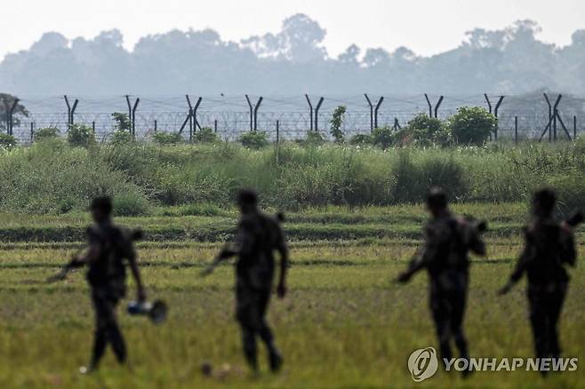 인도와의 국경에서 경계 근무 중인 방글라데시 국경수비대 [AFP 연합뉴스 자료사진. 재판매 및 DB 금지]
