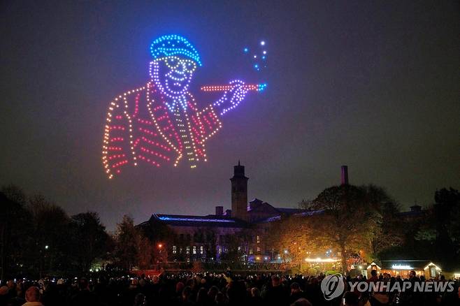 2025년 브래드퍼드에서 열린 행사에서 호크니 모습을 담은 드론쇼 [AP=연합뉴스 자료사진. 재판매 및 DB 금지]