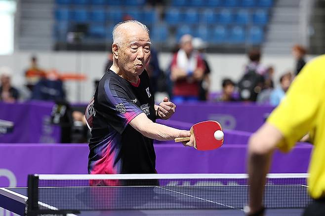 95세에 세계마스터즈탁구 출전한 차윤 교수 (강릉=연합뉴스) XIOM 2026 강릉세계마스터즈탁구선수권대회에 출전한 한국 최고령 선수인 차윤 교수.
    1931년생인 차 교수는 이번 대회 남자 90세 이상부에 출전했다. 2026.6.10 [강릉세계마스터즈탁구선수권대회 조직위원회 제공. 재판매 및 DB 금지] photo@yna.co.kr
