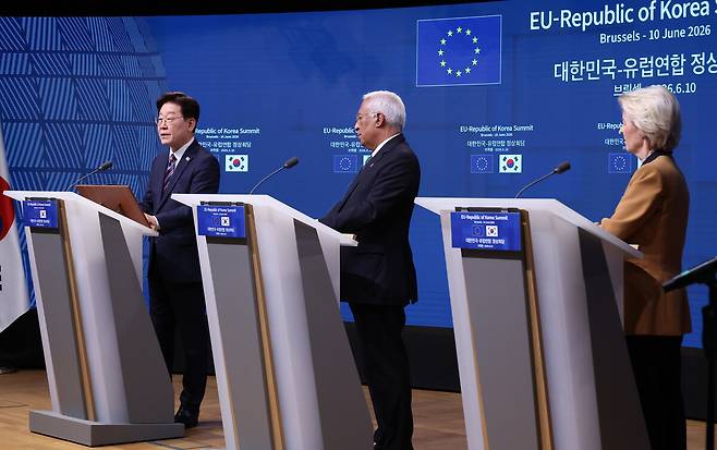 이재명 대통령이 10일(현지시간) 벨기에 브뤼셀 EU이사회 본부에서 안토니우 코스타 EU 정상회의 상임의장, 우르즐라 폰데어라이엔 EU 집행위원장과 공동언론발표를 하고 있다. 연합뉴스