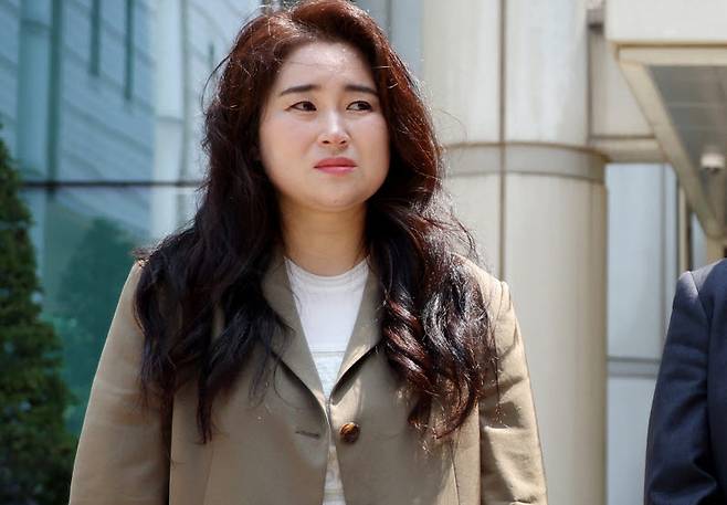 12·3 비상계엄을 선포하기 위한 명분을 만들고자 북한 평양에 무인기를 투입했다는 혐의로 기소된 윤석열 전 대통령이 1심에서 징역 30년을 선고받은 지난 12일 서울 서초구 서울중앙지방법원에서 김계리 변호사 등 윤 전 대통령 변호인단이 1심 선고 결과 관련 입장을 밝히고 있다. (사진=뉴시스)