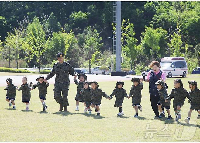 육군 특수전사령부(특전사)가 가정의 달을 맞아 8일 사령부와 직할부대 군인·군무원 가족, 이천지역 주민을 초청해 부대개방행사를 실시했다. (특전사 제공) 2026.5.8 ⓒ 뉴스1 김평석 기자