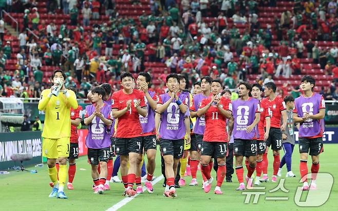 대한민국 축구국가대표팀 선수들이 11일(현지시간) 멕시코 할리스코주 사포판 과달라하라 스타디움에서 열린 2026 북중미 월드컵 A조 조별리그 1차전 대한민국과 체코 경기를 마치고 관중들에게 인사를 하고 있다. 이날 경기는 대한민국 체코를 상대로 2-1로 승리했다. 2026.6.12 ⓒ 뉴스1 임세영 기자