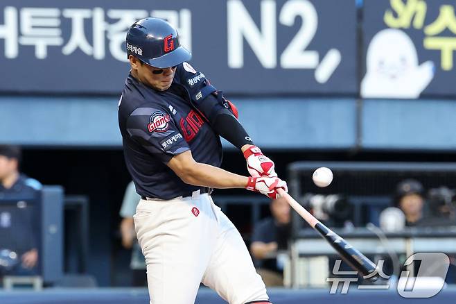 20일 오후 서울 송파구 잠실야구장에서 열린 프로야구 '2025 신한 SOL뱅크 KBO 리그' 롯데 자이언츠와 LG트윈스의 경기에서 6회초 롯데 공격 선두타자 전준우가 안타를 치고 있다. 2025.7.20 ⓒ 뉴스1 이승배 기자