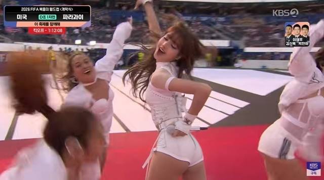 블랙핑크 리사가 북중미 월드컵 개막식 무대를 장식하며 전 세계 축구 팬들의 시선을 사로잡았다. 사진ㅣKBS 영상 캡처