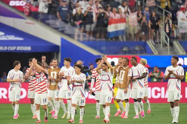 13일(한국시간) 미국이 2026 북중미 월드컵 미국 LA 스타디움에서 열린 2026 FIFA 북중미 월드컵 조별리그 D조 1차전에서 파라과이를 4-1로 제압했다.(12일(현지 시간) 미국(15위) 축구 국가대표팀이 파라과이(42위)를 4-1로 꺾은 후 팬들에게 인사하고 있다). /사진=뉴시스