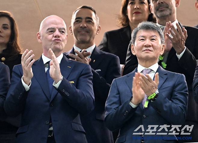 12일(한국시각) 멕시코 과달라하라 사포판의 에스타디오 과달라하라에서 열린 2026 북중미월드컵 대한민국과 체코의 경기. 경기에 앞서 지아니 인판티노 국제축구연맹 회장과 정몽규 대한축구협회 회장이 박수를 치고 있다. 사포판(멕시코)=허상욱 기자wook@sportschosun.com/2026.06.12/