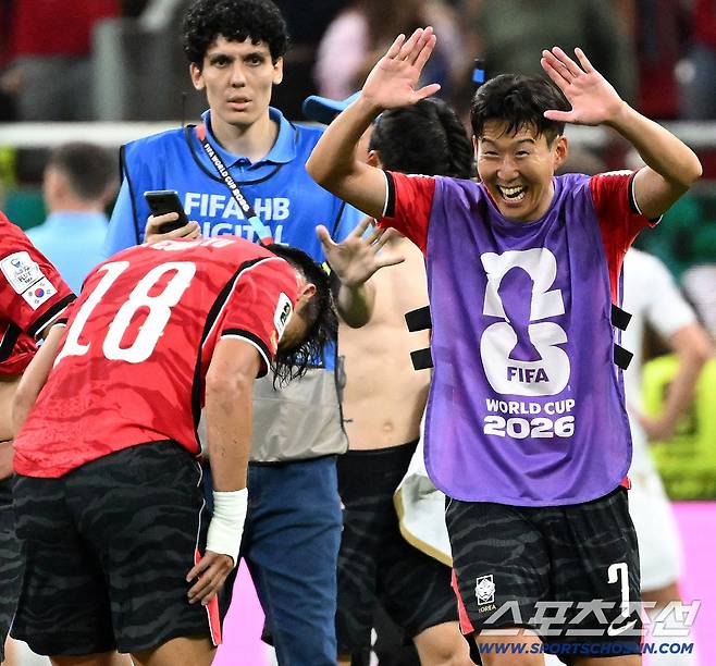 12일(한국시각) 멕시코 과달라하라 사포판의 에스타디오 과달라하라에서 열린 2026 북중미월드컵 대한민국과 체코의 경기. 대한민국이 2대1로 승리했다. 손흥민과 오현규가 기쁨을 나누고 있다. 사포판(멕시코)=허상욱 기자wook@sportschosun.com/2026.06.12/