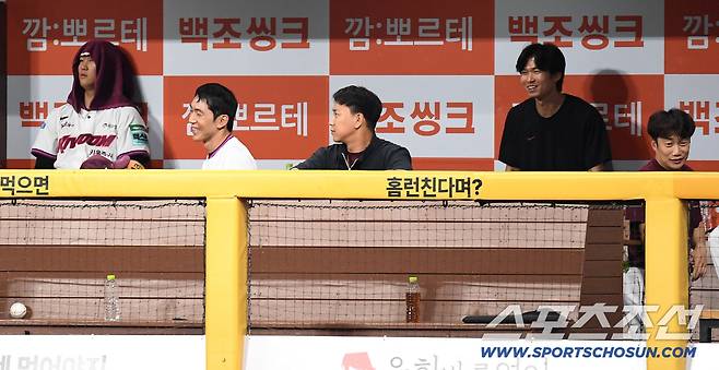 12일 고척돔에서 열린 키움과 한화의 경기. 6회 서건창이 시즌 1호 솔로홈런을 날렸다. 무관심 세리머니에 허탈한 미소 짓는 서건창. 고척=송정헌 기자songs@sportschosun.com/2026.06.12/