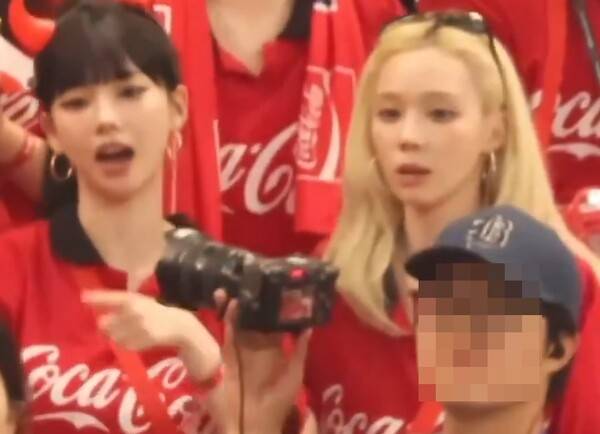 체코 선수의 비신사적인 파울에 분노하는 카리나(왼쪽)·윈터. ⓒ인터넷 커뮤니티