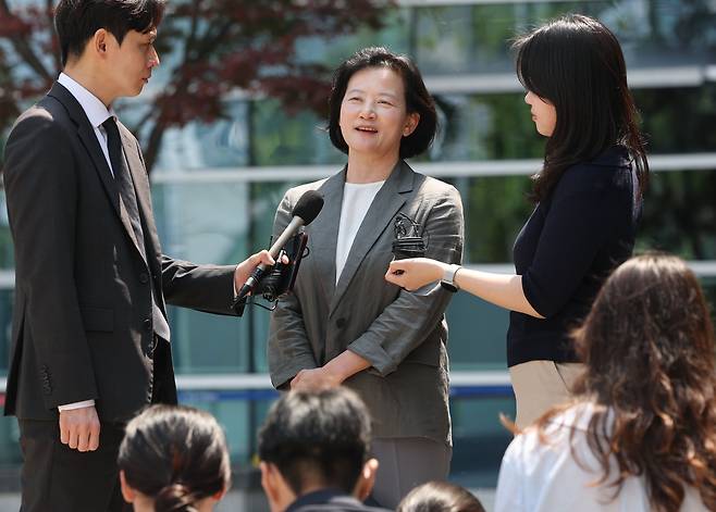 법무부 인사에서 고검 검사급 보직으로 사실상 강등된 정유미 검사장(대전고검 검사)이 11일 서울 서초구 서울행정법원에서 열린 인사명령처분취소 1심 판결선고기일에 출석한 뒤 밖으로 나서며 취재진 질문에 답하고 있다./연합뉴스