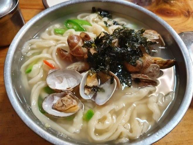 바지락을 듬뿍 넣어 우려낸 해물 베이스의 칼국수와 또 다른 별미인 족발을 즐길 수 있는 임병주산동칼국수. 사진 네이버 지도 임병주산동칼국수 업체 등록 사진
