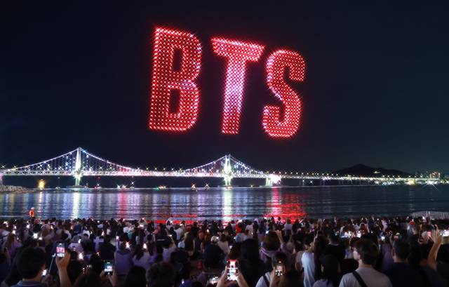 BTS 부산 공연을 맞아 12일 밤 부산 수영구 광안리해수욕장에서 ‘BTS 월드투어 아리랑 IN 부산’을 환영하는 드론 라이트 쇼가 펼쳐지고 있다. [연합뉴스]