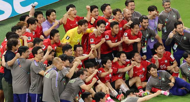 <yonhap photo-6351="">11일(현지시간) 멕시코 사포판 과달라하라 스타디움에서 열린 2026 북중미 월드컵 A조 1차전 한국과 체코의 경기. 경기 종료 후 승리한 한국 선수들이 기념사진을 촬영하고 있다. 2026.6.12 [연합뉴스]</yonhap>