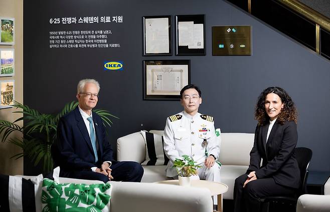 지난 9일 대전국군병원 내 ‘스웨덴 기념관’ 오픈 기념식에 참석한 칼-울르프 안데르손 주한스웨덴대사, 이국종 국군대전병원장, 이사벨 푸치 이케아 코리아 대표(왼쪽부터). 최영재 기자