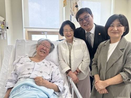 ▲ 최불암 병문안 간 최휘영 문체부 장관 [문화체육관광부 제공]