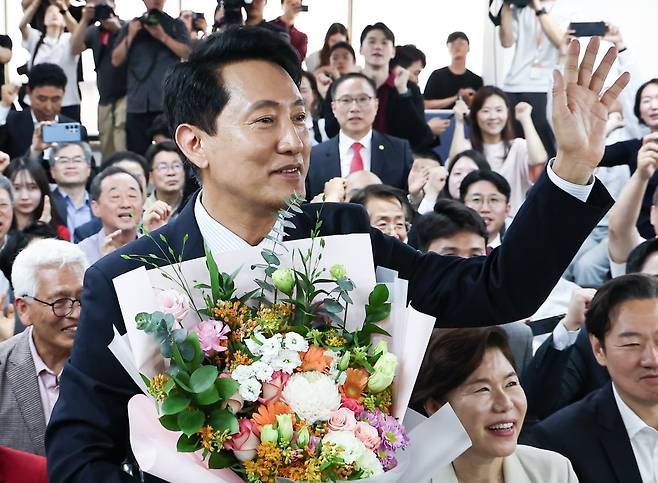 오세훈 서울시장이 지난 4일 당선 축하 꽃다발을 전달 받고 인사하고 있다.한경DB