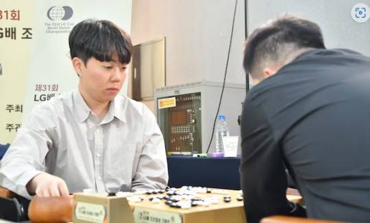 신민준(왼쪽) 9단이 제31회 LG배 조선일보 기왕전 4강에서 양카이원 9단을 상대하고 있다. [한국기원 제공]