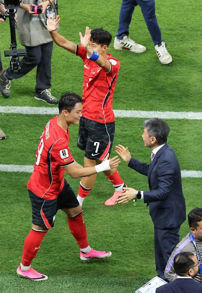 한국과 체코가 맞붙은 북중미 월드컵 조별리그 A조 1차전이 끝난 뒤 정몽규 대한축구협회장이 오현규와 인사를 나누고 있다. 연합뉴스