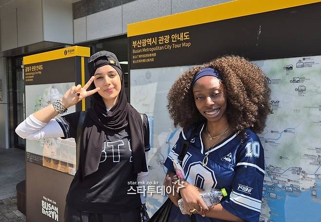 방탄소년단 공연을 보기 위해 부산을 찾은 네덜란드 팬 두아 씨와 데마 씨. 사진ㅣ지승훈 기자