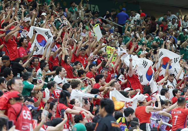 2026 국제축구연맹(FIFA) 북중미 월드컵이 개막하며 치킨 관련주가 강세를 보이고 있다. 사진은 6월 12일(한국 시간) 멕시코 사포판 과달라하라 스타디움에서 열린 2026 북중미 월드컵 A조 1차전 한국과 체코의 경기. (연합뉴스)