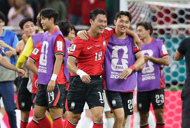 오현규를 비롯한 대한민국 축구대표팀 선수들이 11일(현지시간) 멕시코 할리스코주 사포판 과달라하라 스타디움에서 열린 2026 북중미 월드컵 A조 조별리그 1차전 대한민국과 체코의 경기를 2대1로 승리 후 기뻐하고 있다. / 사진=뉴스1