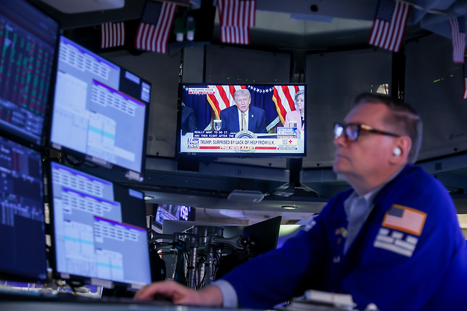 미국 뉴욕증권거래소(NYSE)에서 도널드 트럼프 미국 대통령이 방송되고 있다. [게티이미지]