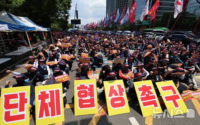 [서울=뉴시스] 조성우 기자 = 전국레미콘운송노동조합 조합원들이 8일 서울 여의대로 인근에서 2026년 단체협상 촉구 및 임단협 쟁취 결의대회에서 구호를 외치고 있다. 2026.06.08. xconfind@newsis.com