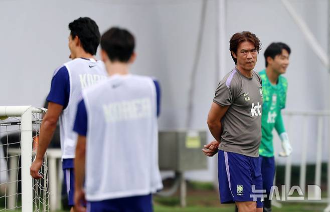 [사포판(멕시코)=뉴시스] 김명년 기자 = 축구 국가대표팀 홍명보 감독이 12일(현지 시간) 멕시코 과달라하라 인근 사포판에 위치한 베이스캠프 훈련장 치바스 바예 베르데에서 훈련을 지켜보고 있다. 대표팀은 전날 체코와의 월드컵 조별리그 1차전에서 오현규와 황인범의 골로 2-1 승리를 거뒀다. 2026.06.13. kmn@newsis.com