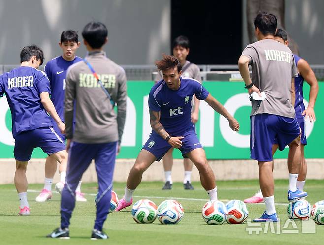 [사포판(멕시코)=뉴시스] 김명년 기자 = 축구 국가대표팀 옌스 카스트로프 등 선수들이 12일(현지 시간) 멕시코 과달라하라 인근 사포판에 위치한 베이스캠프 훈련장 치바스 바예 베르데에서 훈련하고 있다. 대표팀은 전날 체코와의 월드컵 조별리그 1차전에서 오현규와 황인범의 골로 2-1 승리를 거뒀다. 2026.06.13. kmn@newsis.com