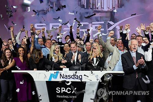 12일(현지시간) 나스닥 입성을 축하하는 스페이스X 관계자들 [로이터=연합뉴스]