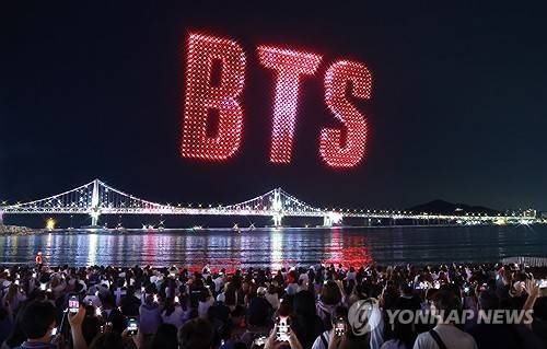 BTS 부산공연을 맞이 특별 드론 쇼 (부산=연합뉴스) 강선배 기자 = BTS 부산 공연을 맞아 12일 밤 부산 수영구 광안리해수욕장에서 'BTS 월드투어 아리랑 IN 부산'을 환영하는 드론 라이트 쇼가 펼쳐지고 있다. 2026.6.12 sbkang@yna.co.kr