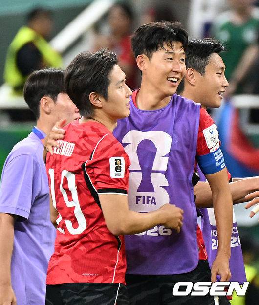 [OSEN=과달라하라(멕시코), 이대선 기자] 교체 카드가 그대로 적중했다. '슈퍼 조커'로 나선 오현규(25, 베식타스)가 짜릿한 역전골을 터트리며 포효했다.홍명보 감독이 이끄는 대한민국 축구대표팀은 12일(한국시간) 멕시코 과달라하라의 에스타디오 과달라하라에서 열린 2026 국제축구연맹(FIFA) 북중미 월드컵 A조 1차전에서 체코를 상대로 2-1 역전승을 거뒀다. 남아프리카공화국을 2-0으로 제압한 개최국 멕시코에 이은 조&nbsp;2위다.경기 종료 후 대한민국 이강인과 손흥민이 승리의 기쁨을 나누고 있다. 2026.06.12 /sunday@osen.co.kr