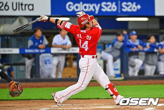 [OSEN=대구, 이석우 기자] 12일 대구삼성라이온즈파크에서 2026 신한 SOL KBO 리그 삼성 라이온즈와 SSG 랜더스의 경기가 열렸다. 홈팀 삼성은 장찬희가, 방문팀 SSG는 타케다가 선발 출전했다. SSG 랜더스 최정이 6회초 좌월 솔로 홈런을 치고 있다. 2026.06.12 / foto0307@osen.co.kr