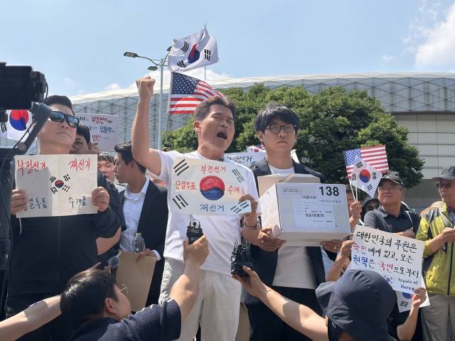 ▲전 한국사 강사 전한길씨와 전씨의 지지자들이 12일 개표소 봉쇄 시위 현장인 서울 송파구 SK핸드볼경기장 앞에서 잠실7동 제2투표소에 보관돼 있다 사라진 투표용지 보관상자 중 1개를 제보를 통해 확보했다고 주장하며 상자를 공개하고 있다. 앞서 전씨가 설립한 언론사 원웨이뉴스는 이날 보도자료를 내고 "선거관리위원회가 폐기했다고 밝힌 투표용지 보관상자의 추정 원물이 제보됐다"고 전했다. ⓒ연합뉴스