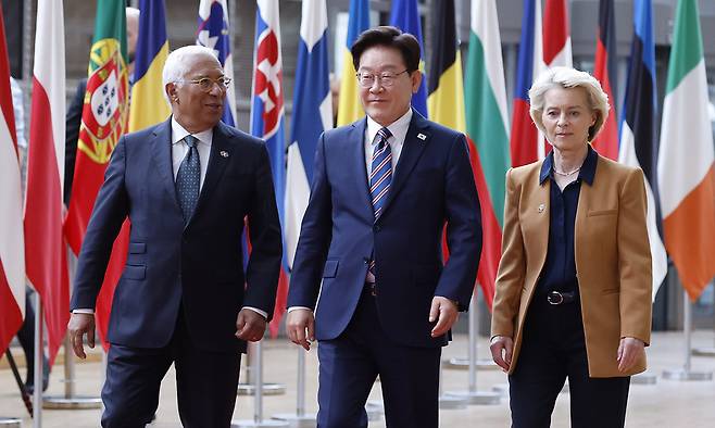 G7 정상회의 참석 계기 벨기에를 방문 중인 이재명 대통령이 10일(현지 시간) 브뤼셀 유럽 연합(EU) 이사회에서 열린 환영식에서 유럽 연합 안토니우 코스타 정상회의 상임의장, 우르술라 폰 데어 라이엔 집행위원장과 정상회담장으로 이동하고 있다. 뉴시스