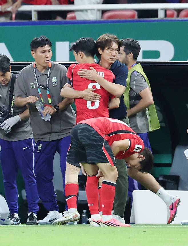 홍명보 대한민국 축구국가대표팀 감독이 11일(현지시간) 멕시코 할리스코주 사포판 과달라하라 스타디움에서 열린 2026 북중미 월드컵 A조 조별리그 1차전 대한민국과 체코의 경기에서 동점골을 넣은 황인범을 안아주고 있다. 이날 경기는 대한민국이 체코를 상대로 2-1로 승리했다. 뉴스1