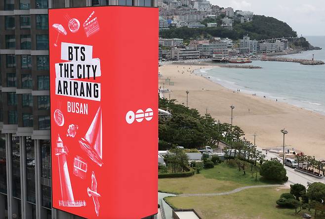 BTS의 공연을 앞두고 6월9일 부산 해운대해수욕장 앞 그랜드조선 호텔 외벽에 설치된 초대형 미디어 전광판에 행사 홍보 영상이 송출되고 있다. ⓒ연합뉴스
