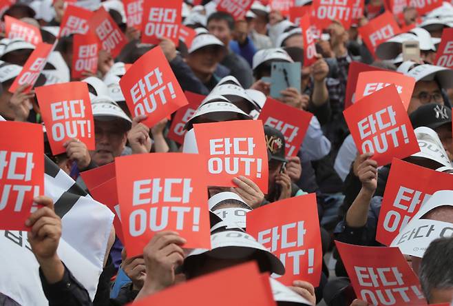 2019년 10월23일 서울 여의도 국회 앞에서 열린 '타다 아웃! 상생과 혁신을 위한 택시대동제'에 참가한 서울개인택시운송사업조합 조합원들이 타다 퇴출을 촉구하는 구호를 외치고 있다. ⓒ연합뉴스