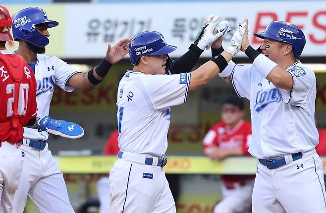 ▲ 6회 추격의 3점 홈런을 때린 전병우 ⓒ삼성라이온즈
